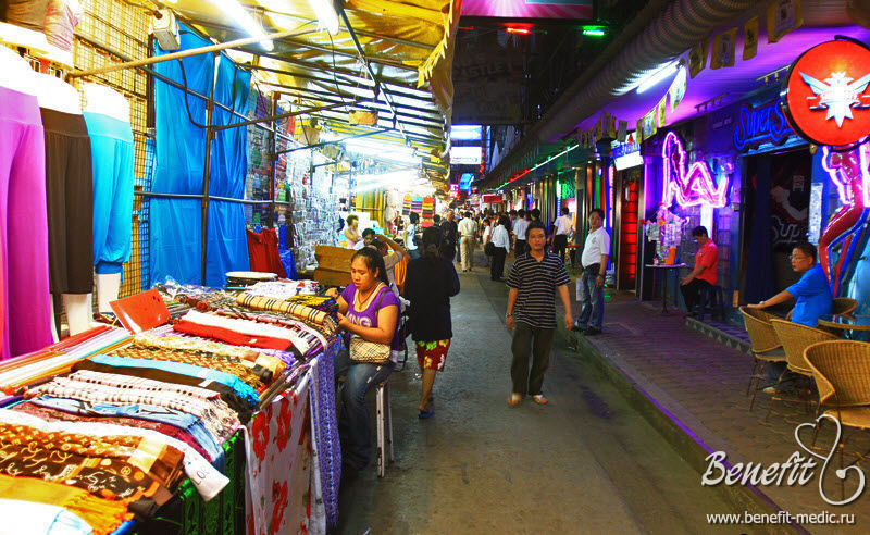Вулиця Патпонг (Patphong), перпендикулярно перетинає Шіло (Silom) і дорогу Суравонг (Surawong), з настанням сутінків стає центром всієї торгівлі   Бангкока   - з 19:00 саме тут відкривається дивовижний нічний базар Патпонг (Patphong)